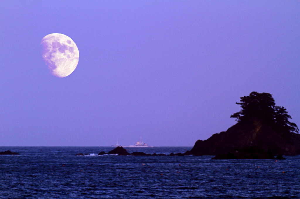 海に昇る月
