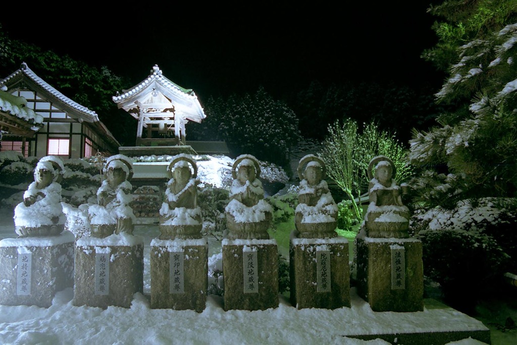 雪の大晦日・地蔵尊