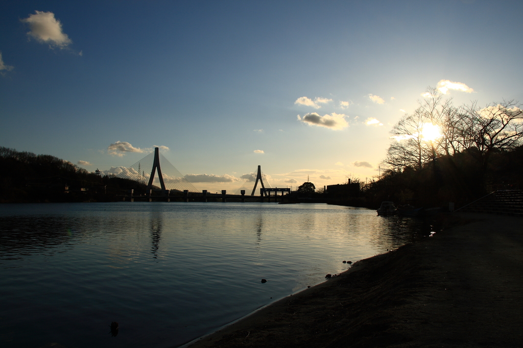 夕暮れどきの水辺