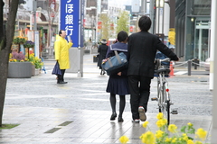 春をむかえた学生と春色おじさん