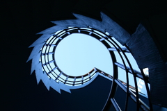 空を見上げる
