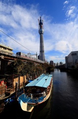 京成線とツリーと屋形船