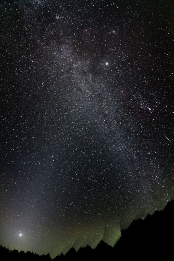オリオン流星群の夜、夜明け前黄道光の立ちのぼる中で