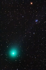 小アレイ星雲をかすめるラヴジョイ彗星