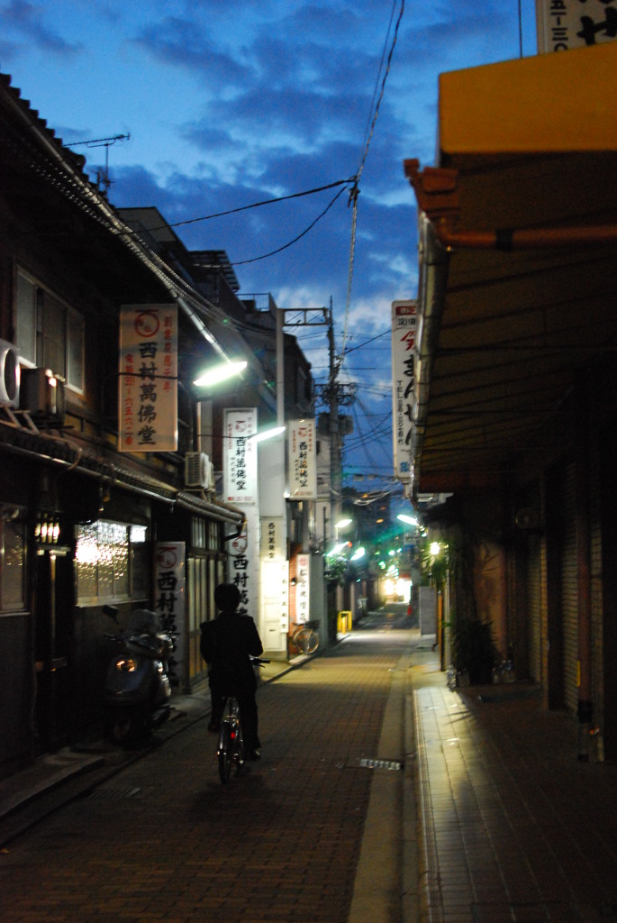 路地の夕暮れ