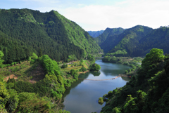 青蓮寺湖畔から望む