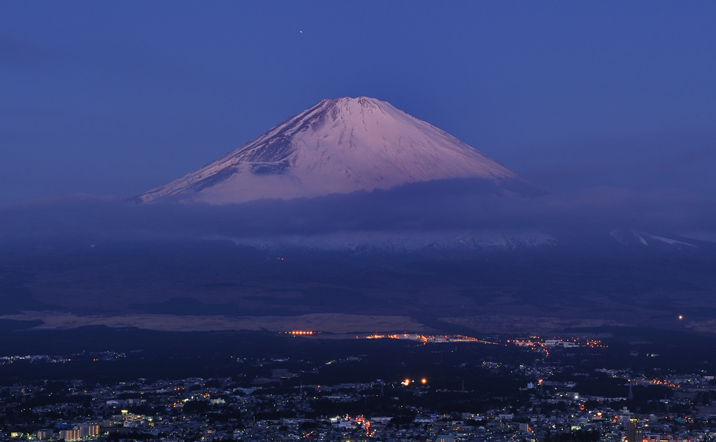 夜明けに浮かぶ富士