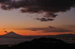 夕焼けに浮かぶ富士