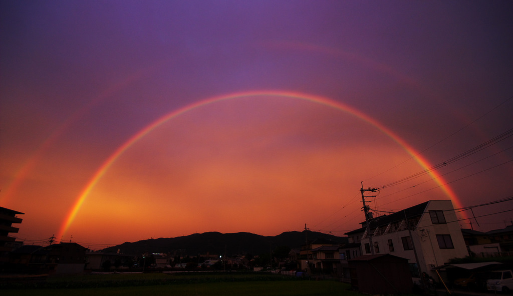 夕日に架かる虹