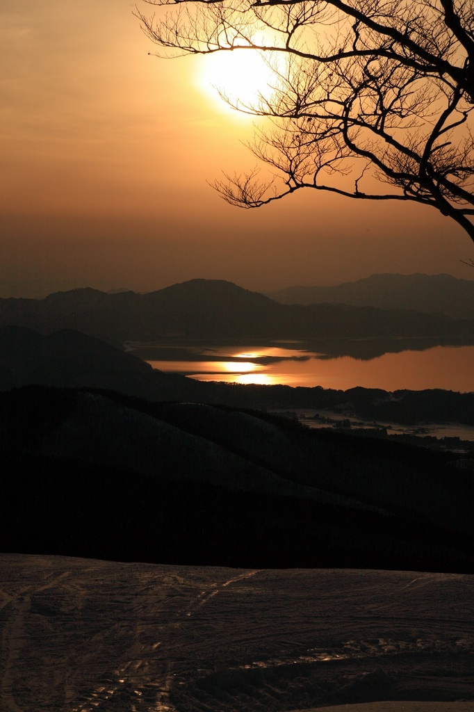 湖に沈む