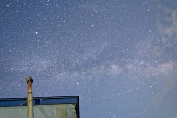 星を眺めるエントツくん