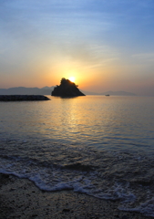 朝日をあびる花寿波島