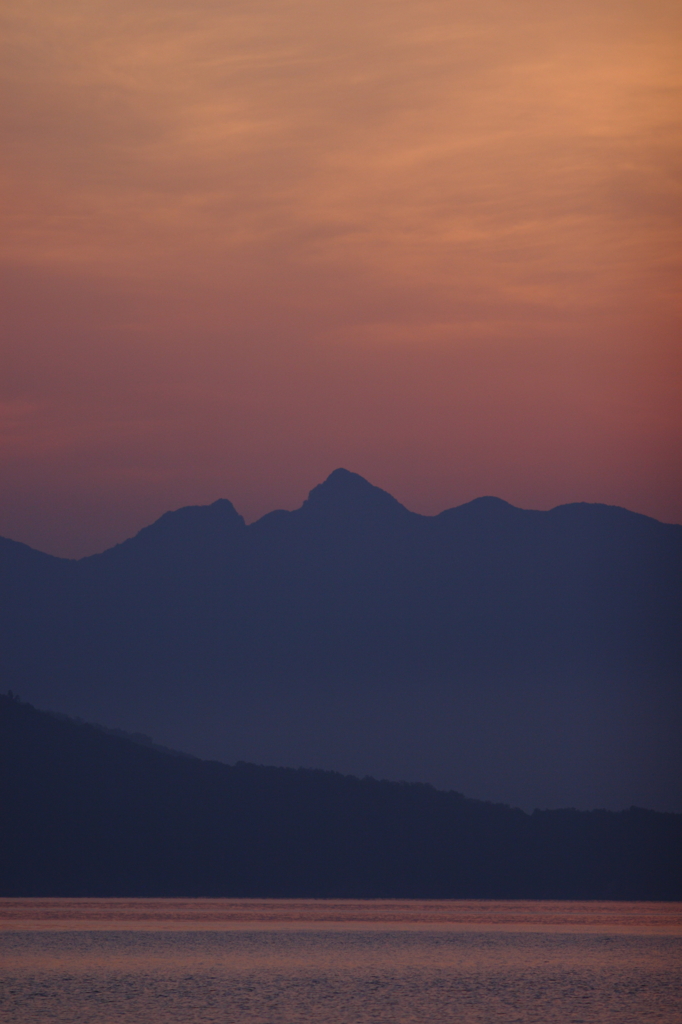 朝もやにけむる洞雲山