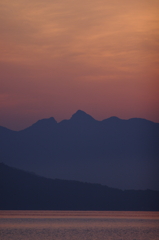 朝もやにけむる洞雲山