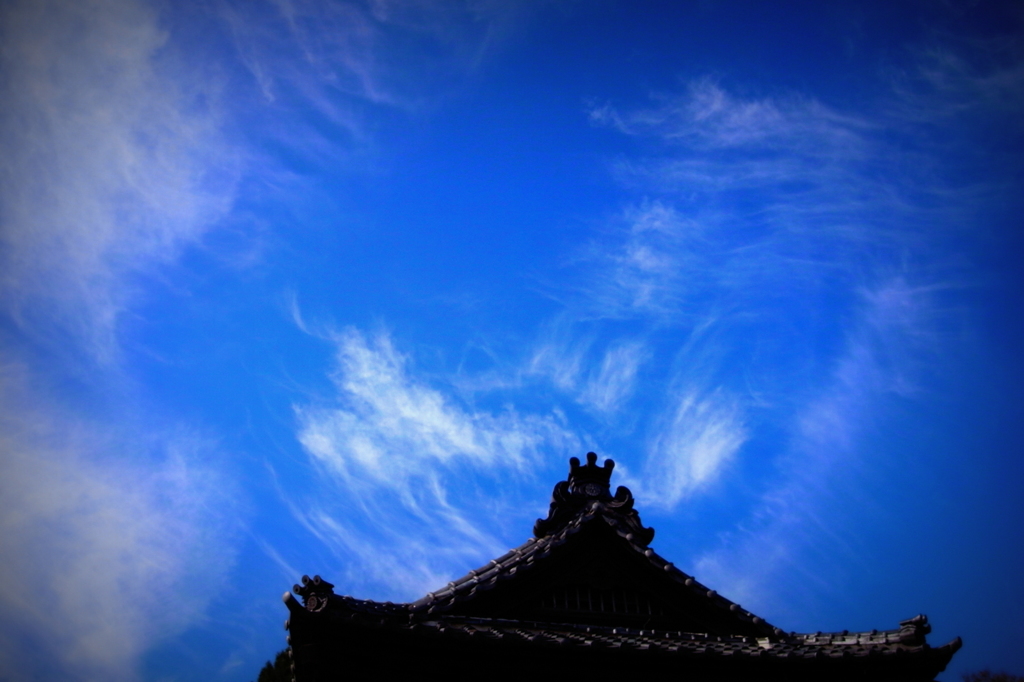 甍の上の雲の波２