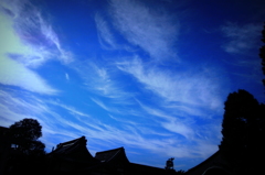 甍の上の雲の波１