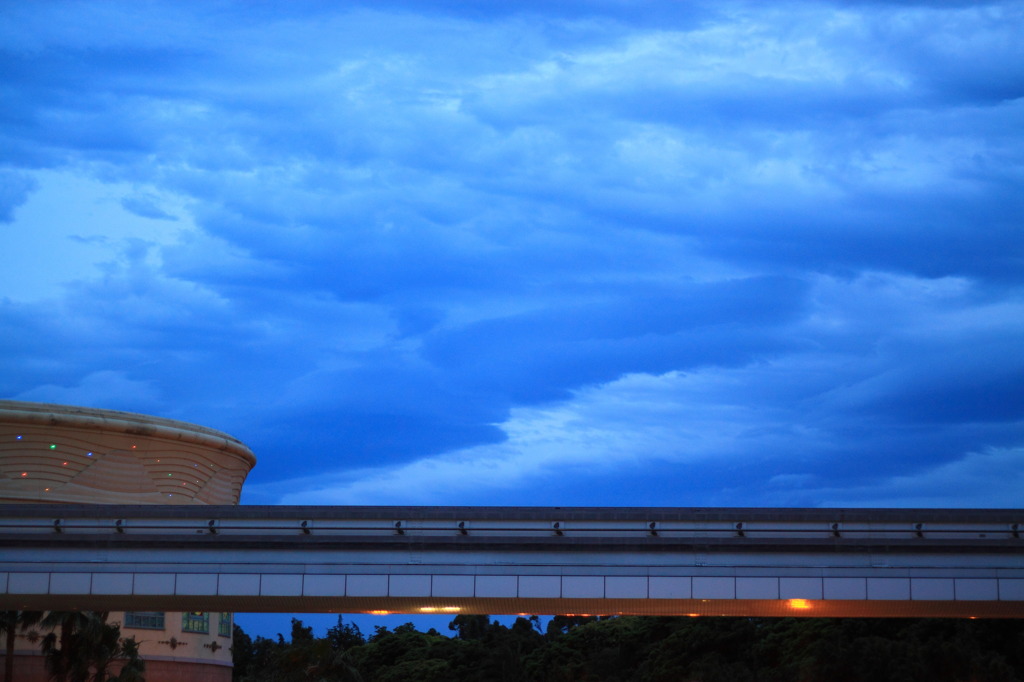 梅雨の空　青い雲