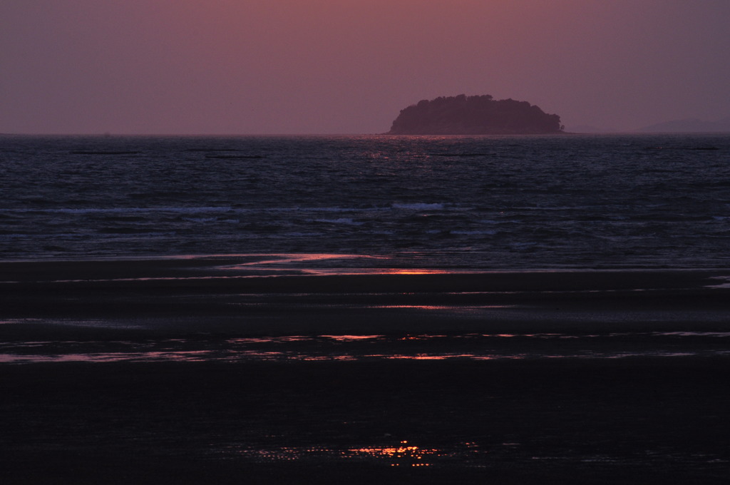 冬の海の夕暮れ
