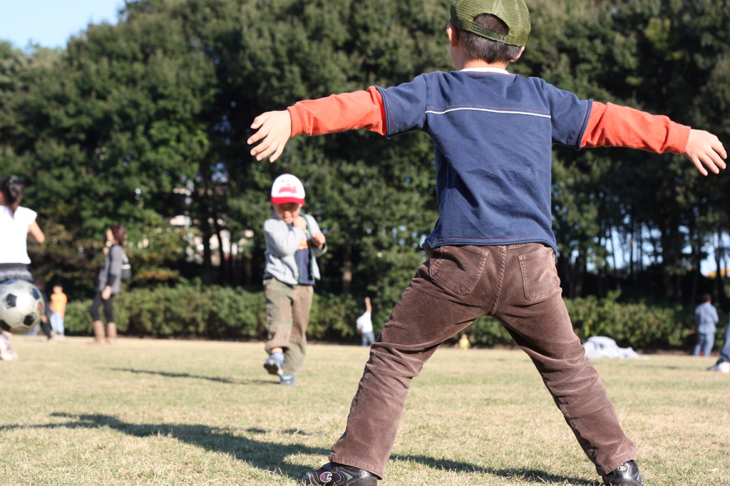 麻溝公園の芝生広場でサッカー