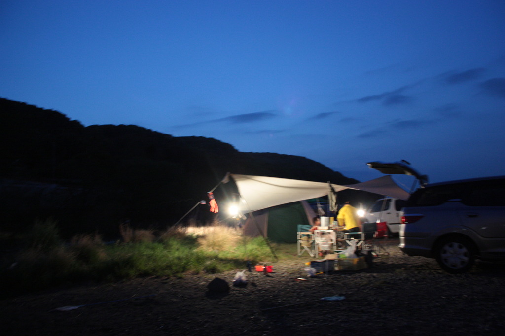 夕暮れの河原でデイキャンプ