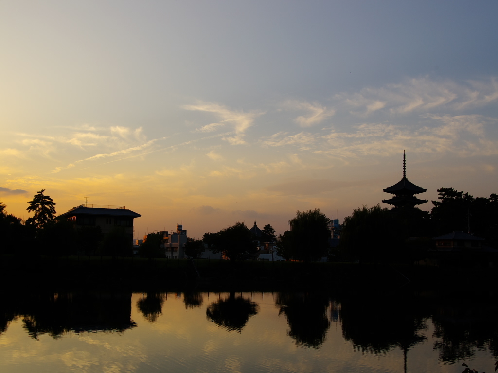 古都、暮れなずむ空