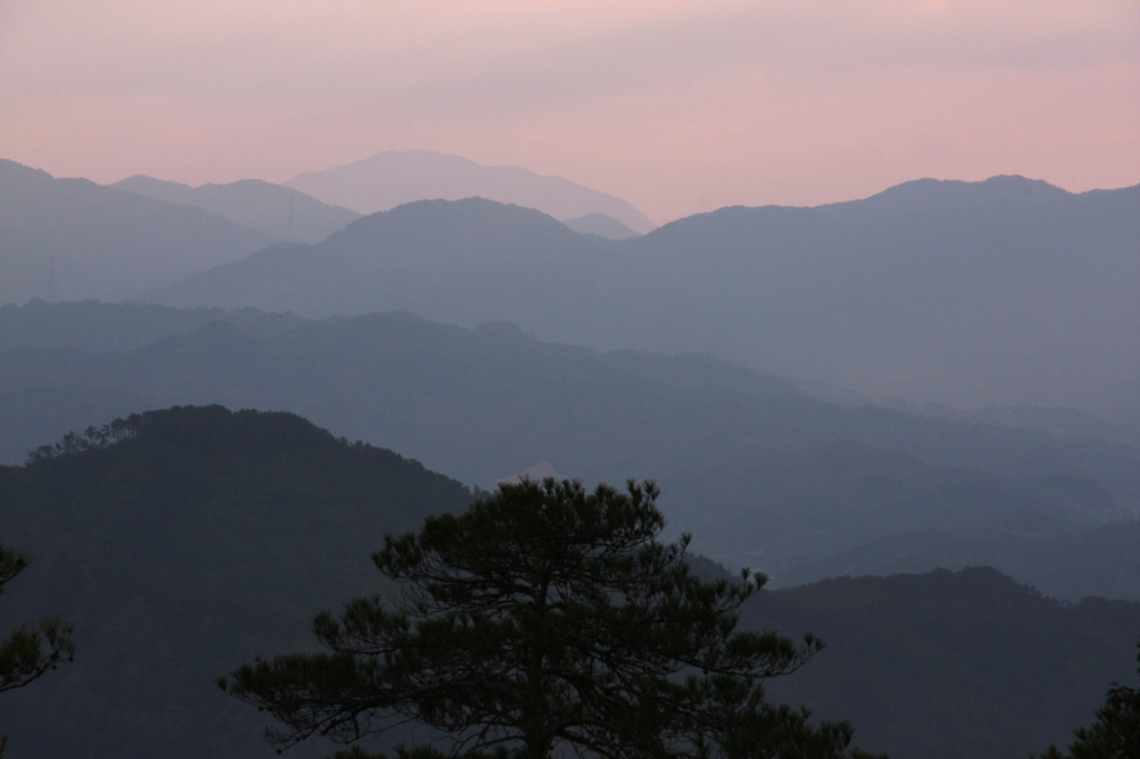 夕暮れの山並み