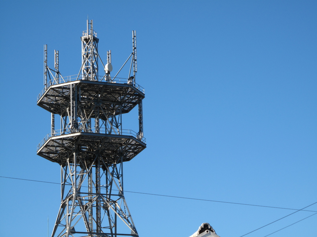 青空と鉄塔