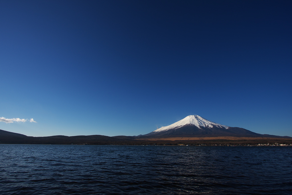 山中湖湖畔からの富士山。