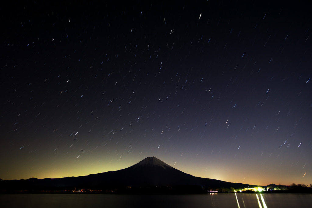 星空と富士山。