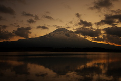 朝日に染まる逆さ富士山。