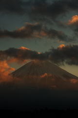 朝日に染まる富士山。