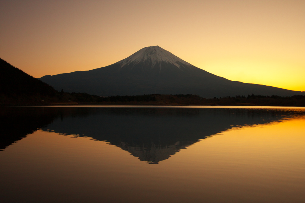 朝日に染まる逆さ富士！