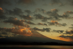 朝日の中の富士山。