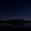 星空の中の富士山。