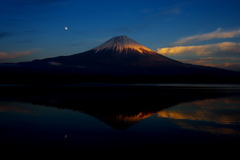 夕焼けの逆さ富士と月。