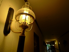 廊下のランプ
