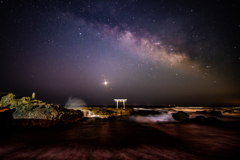 神の鳥居にかかる星の河