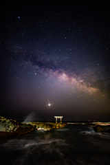 神の鳥居に輝く木星