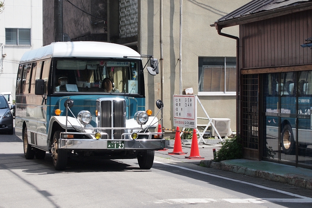 いまだ健在、ボンネットバス