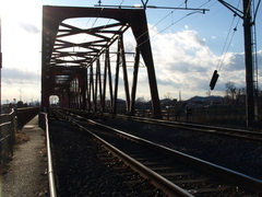 ローカル線の鉄橋で。