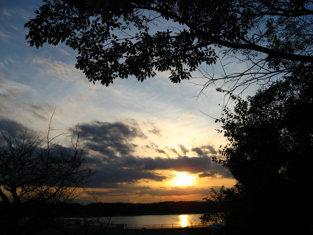 湖と夕日