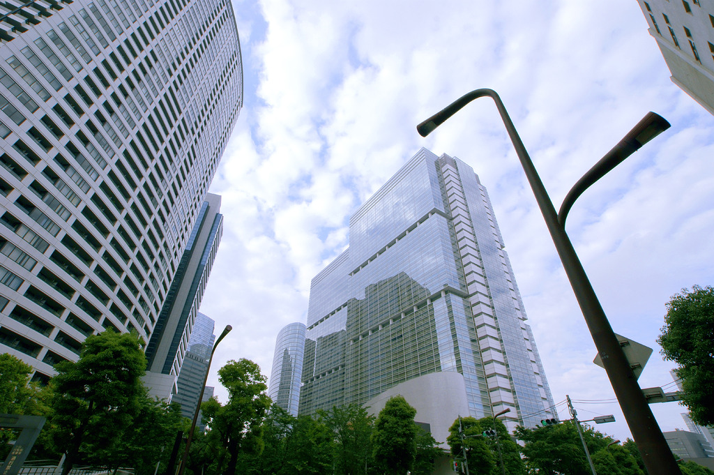 高層ビルを釣った街灯