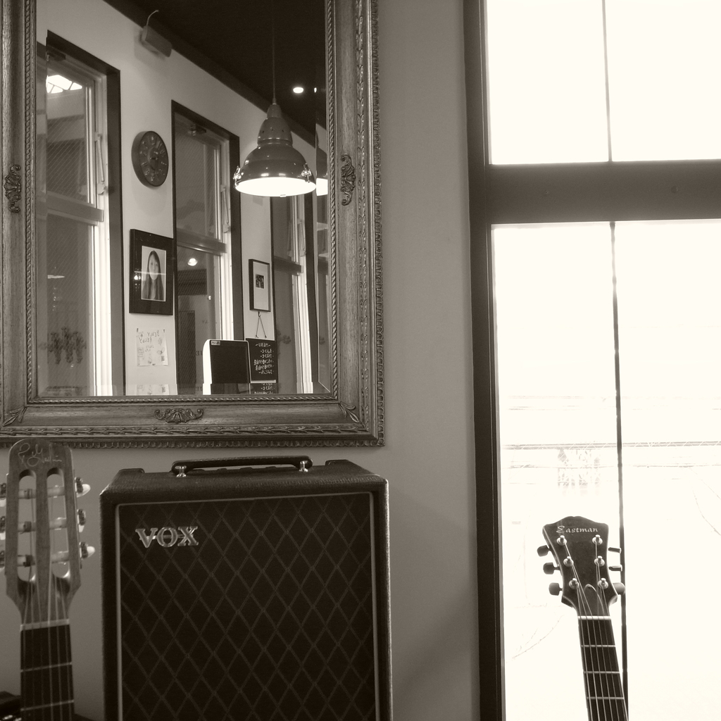 ギターとアンプと鏡と窓