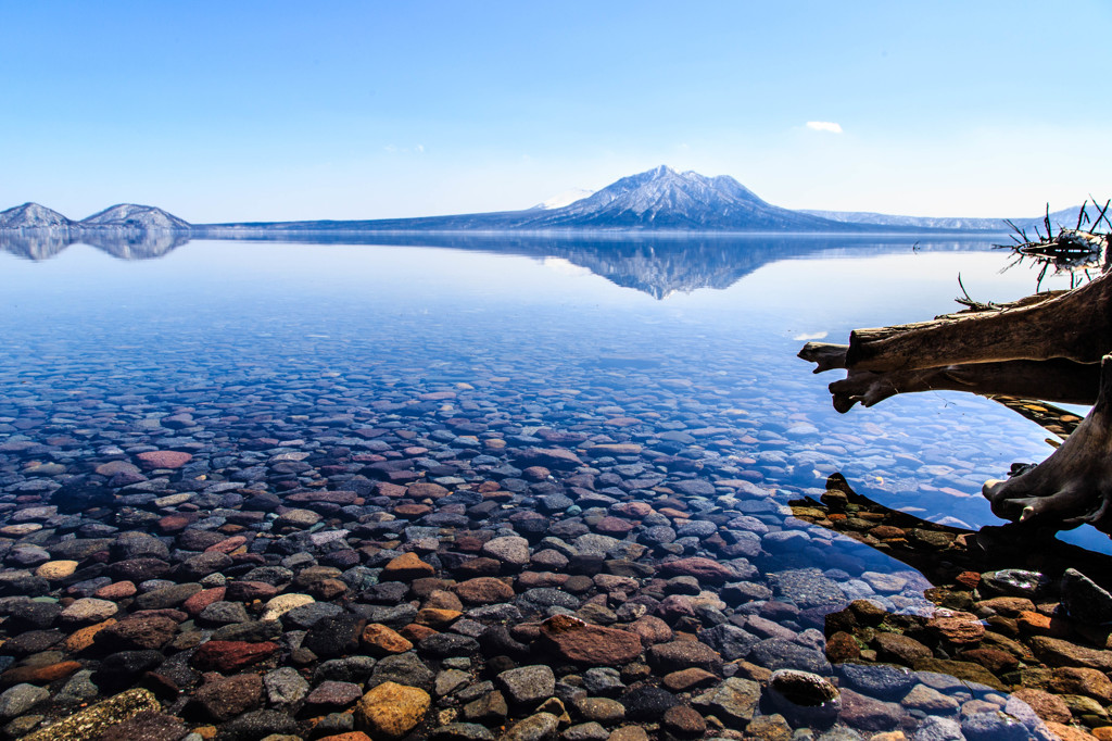 澄みわたる湖面