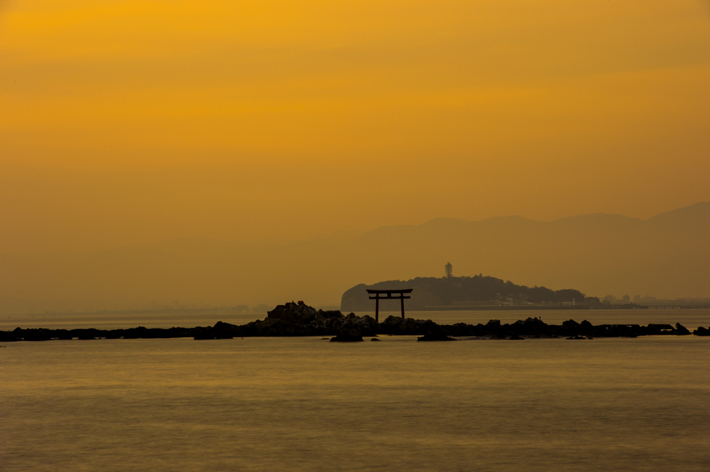 遠くに江の島が見える