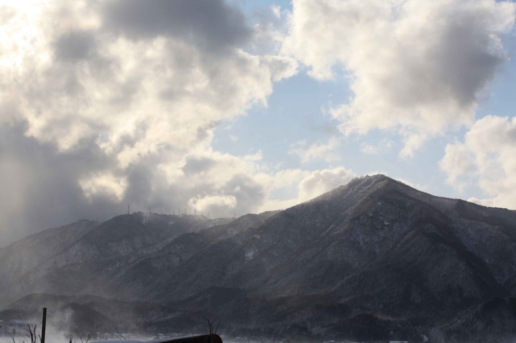 吹雪の中の青空