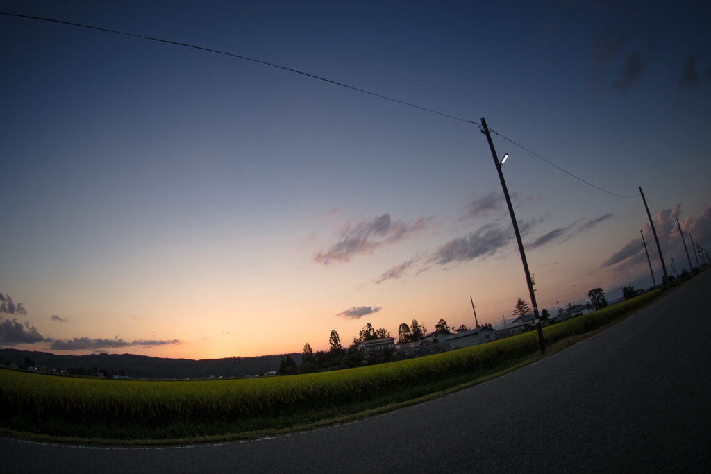 横目で夕の帰り道