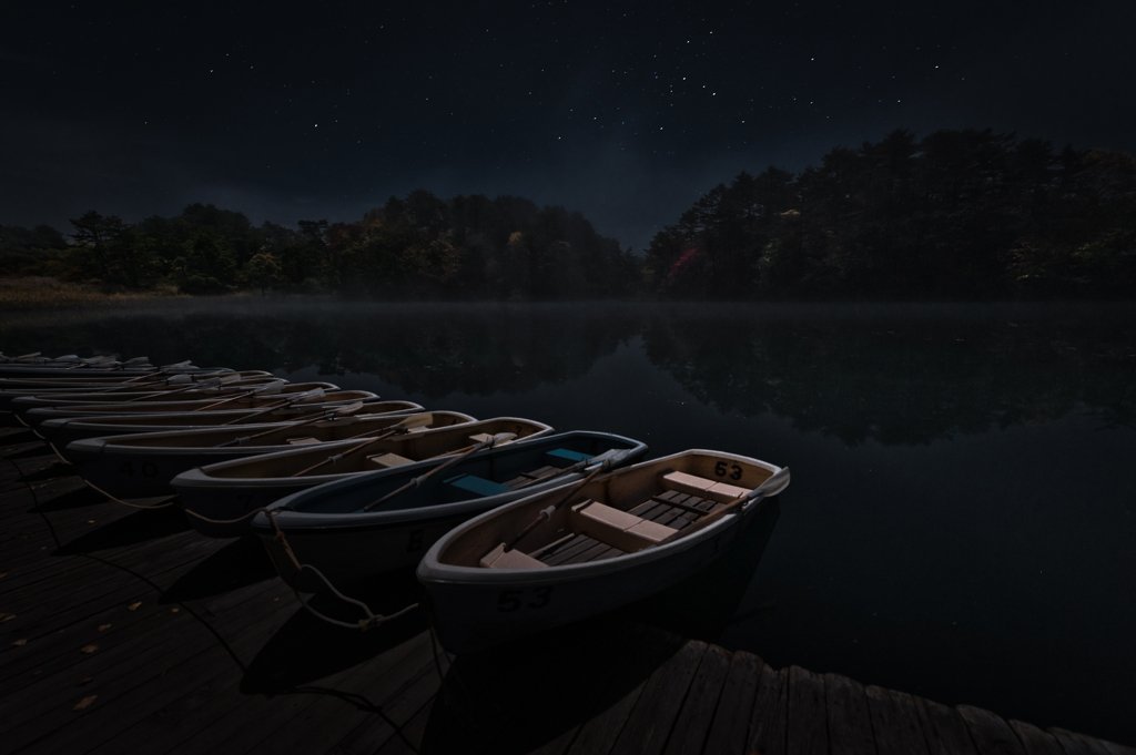 秋の静寂　月明りの夜湖畔