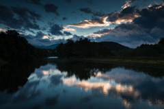 青い夕の水辺