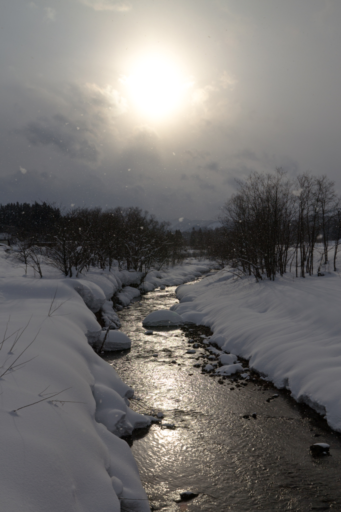 綿雪舞う河で